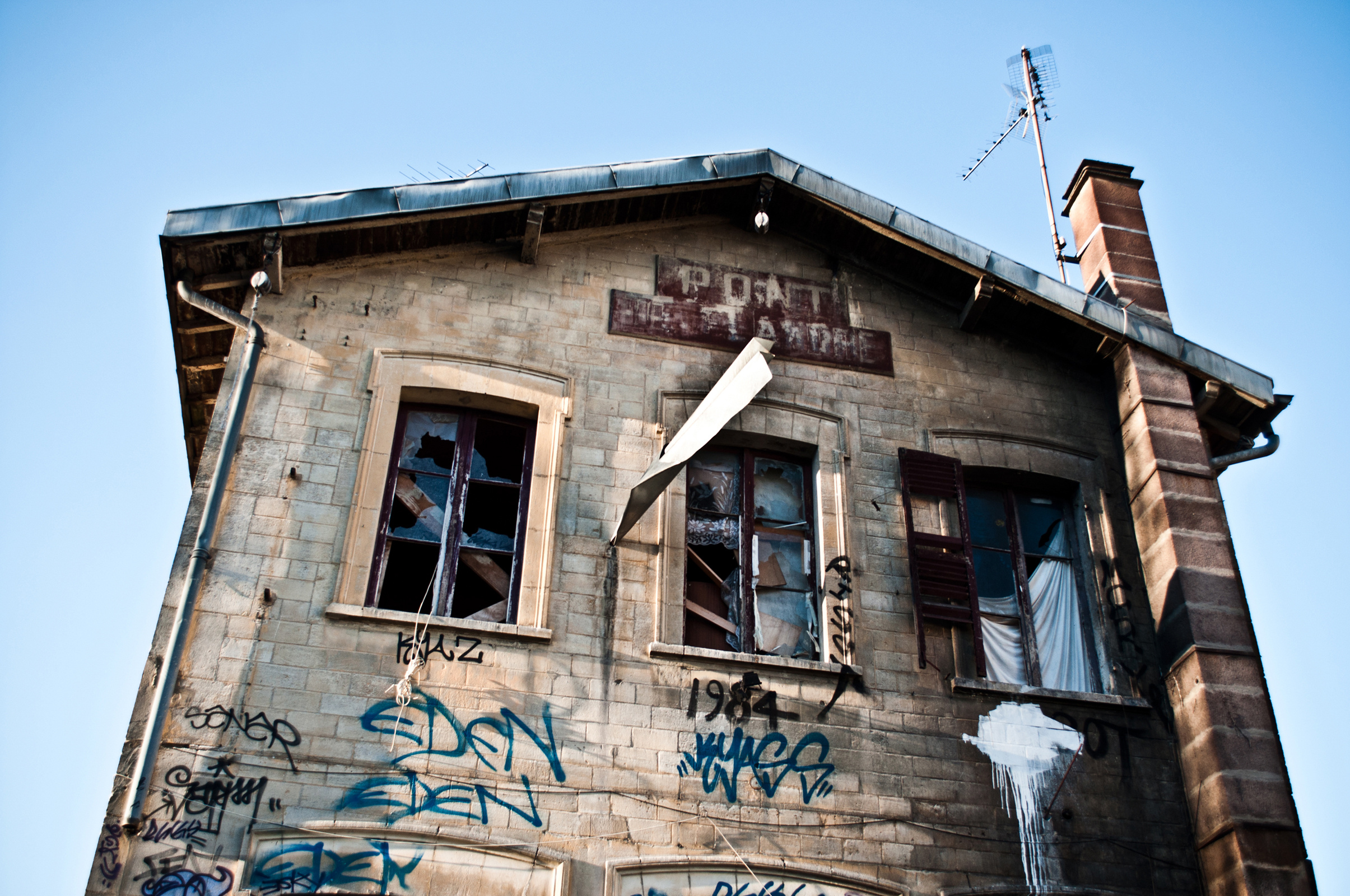 Abandoned building with graffiti